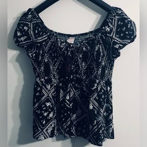 No boundaries women’s  smoked curved off the shoulder Top black soot. XL15-17)